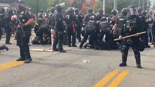 Caos absoluto mientras la policia realiza multiples arresto en Louisville, kentucky.. 23sep