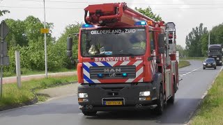 Prio 1 Politie en Reserve Hoogwerker 08-9051 met spoed naar een industrie brand aan A.R.N. in Weurt