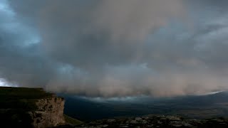 Paso a cámara rápida de una violenta línea de turbonada con lluvias torrenciales y viento huracanado