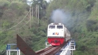 Kereta Api Kobong Asap di Atas Jembatan Tertinggi Citiis Nagreg