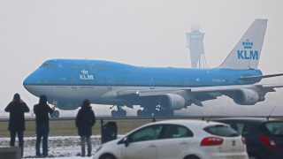 Amazing, snow @ Schiphol Airport heavy takeoff's B747, B787, B767 & A330.