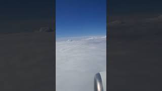 un avion pris dans un orage