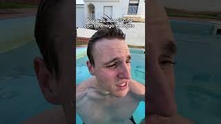 Pov: vas a la piscina con tu amigo el bajito