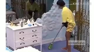 Manu Gavassi varrendo chão no BBB