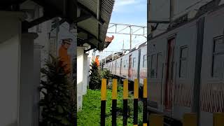 AKSI TUNJUK SEBUT SEMBOYAN 21 OLEH PETUGAS PERLINTASAN #shorts #keretaapi