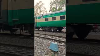 قطارين بسرعة وبطيئة...Two trains fast and slow..#shortvideo #pakistan #السعودية #جميل #dubai #india