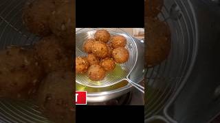 बनाएं ये क्रिस्पी मजेदार नाश्ता | नई तरह के आलू पकोड़े  #snacks #youtubeshorts #shorts #foodpom