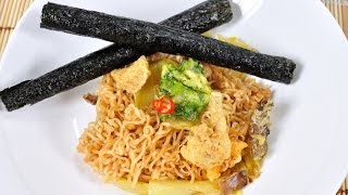 Thai Food - Fried Instant Noodle with Pickled Lettuces Vegan (Pad Mama Jay)