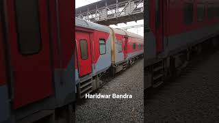 Haridwar Bandra Express #indianrailways #railfans #railfanning #surat #train #trainspotting