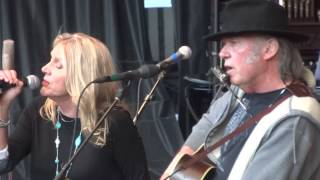 Neil & Pegi Young - Comes a Time - Neil Young's Bridge School 2013