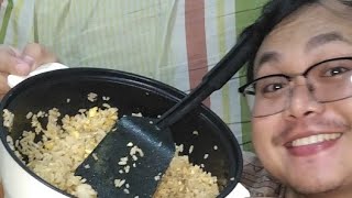 Makan nasi goreng buatan sendiri