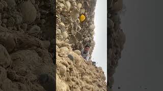 The process of digging jade in mountain streams