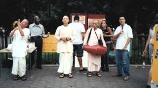 His Holiness Kapindra Swami led Kirtan in New York