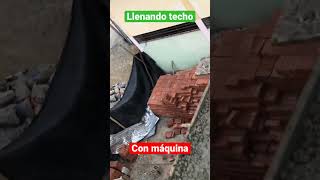 Llenando techo de ladrillo con mescladora’.