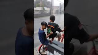 awas kepleset #shortvideo #shorts #viral #viralshorts #hujan #rain #cycling #tandem #gowes #bocah