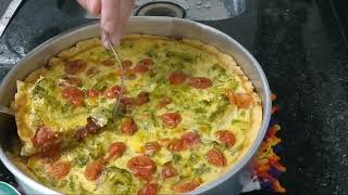 QUICHE DE BRÓCOLIS, ALHO PORÓ E TOMATINHO CEREJA