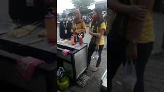 Si cantik bermasker ikut antri jajan Telurgulung