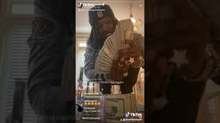 King Von gets on the ground and counts 500,000 in cash