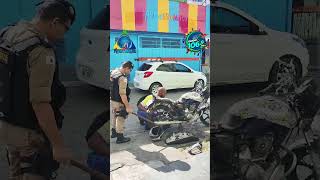 Polícia Militar apreende Motocicleta, condutor não concorda e quebra a Moto no Centro de Carneirinho