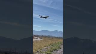 Embraer e175 landing at slc