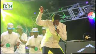 UNBELIEVABLE! KING SUNNY ADE SEND ODUNLADE ADEKOLA OUT OF STAGE WITH HIS RHYTHMIC DANCE STEPS