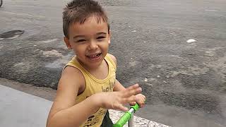 João Eduardo - Brincando de patinete na chuva