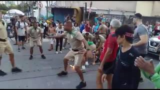 Queda com a Tocha Olímpica no buraco em Recife