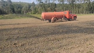 Caminhão espalhando esterco liquido na roça !!