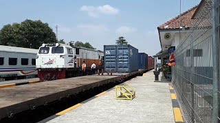 Kereta Api Argo Dwipangga dan Sawunggalih BLB di stasiun Terisi