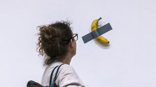 La banana di Cattelan comprata per 5,8 milioni di euro, le immagini dell'asta a New York