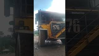 Gaharnya Suara Truck Tambang #dumptruck #tambang #batubara #machine #engine #bigfoot #bigmachine