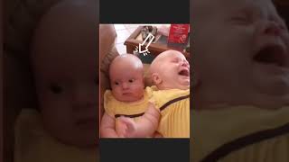 Twin babies one is crying & look at the second one😅/babies #cute #funny #funnyshorts