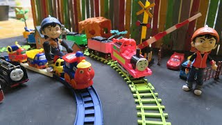 Drama Kereta Api Mainan Keluar Dari Rel! Merakit Kereta Boboiboy dan Thomas Friends Uap Series 200