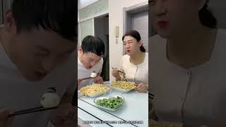 😂🍴 Hilarious Cooking Clash: Who Will Win – Husband or Wife? Don't Miss the Fun! #FunnyVideo #short