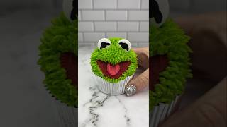 Kermit cupcake sandwiches 🐸💚 #cupcake #kermit #kermitthefrog #cakedecorating #cakeart #shortsfeed