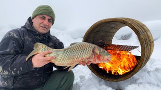 ¡Al Horno Un Pescado Cubierto De Barro En Un Barril De Madera De 30 Años!