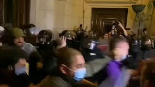 Sukob demonstranata i policije u holu Skupštine