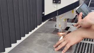 Laser cutting machine cutting at high speed, so wonderful