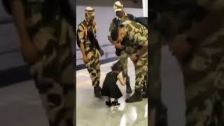 #viralvideo Small Little Baby Touching Feet Of Indian Army || Indian Culture || Bharat Mata Ki Jai