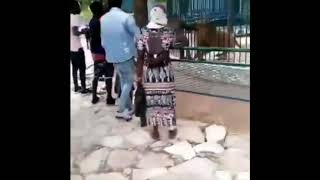 LION ATTACKS MAN - GRABS HIM BY THE HAND