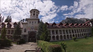 Le Monastère Caraiman à Busteni en Roumanie