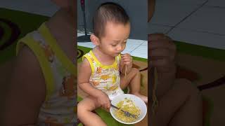 Bayi mukbang mie goreng #bayimakan #babyeatingfood #babyeat #babyshorts #babyactivities #BLW # #bayi