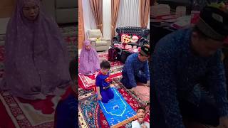 Adek pinter mau sholat bareng papa mama