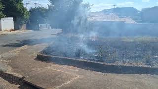 Incêndio em lote causa malefícios e provoca a indignação de guaxupeanos