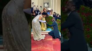 Just a man proposing at metgala2022 #faishon #fashionstyle #fashionblogger #fashiondesigner