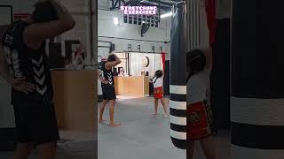 STRETCHING WARM UP EXERCISES MUAY THAI TRAINING #andrea #muaythai #combatsporttraining