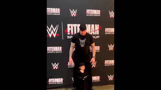 The Undertaker meeting a kid dressed as him.So adorable ❤️