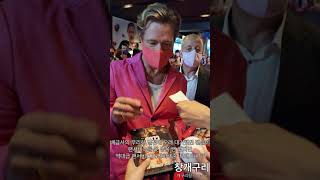 브래드 피트(Brad Pitt) 전설로 남을 '불릿 트레인(Bullet Train)' 레드카펫 팬서비스