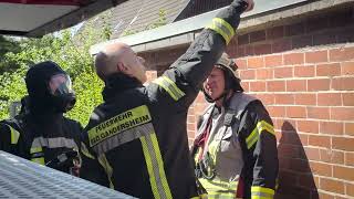 Gebäudebrand: Großeinsatz von Feuerwehr, THW, Rettungsdienst und Polizei nahe Bad Gandersheim