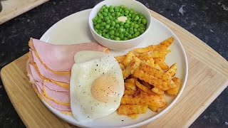 Classic ham, egg, chips & peas 😋